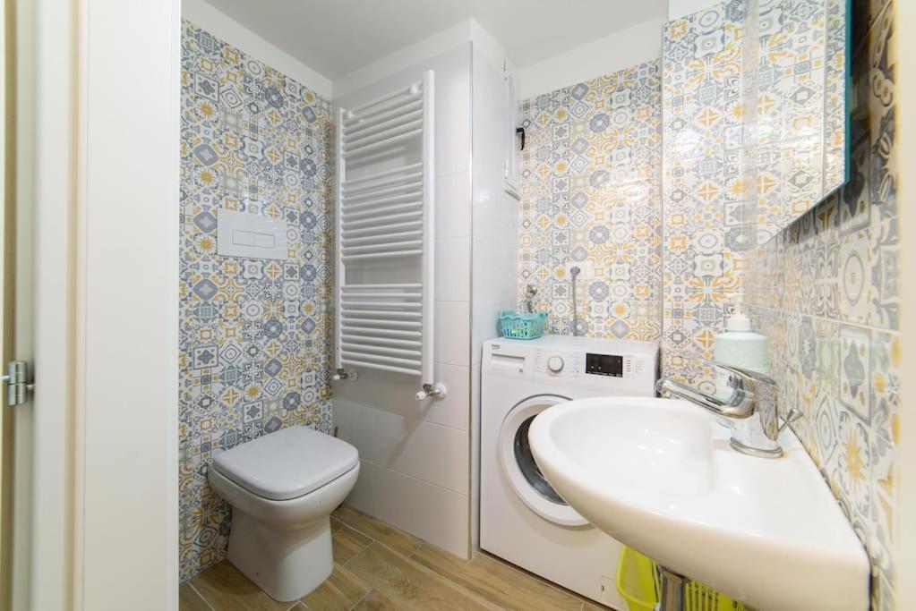 Ferienwohnung Stazione Treni - Wi-Fi & Netflix Cozy Space Salerno Exterior foto