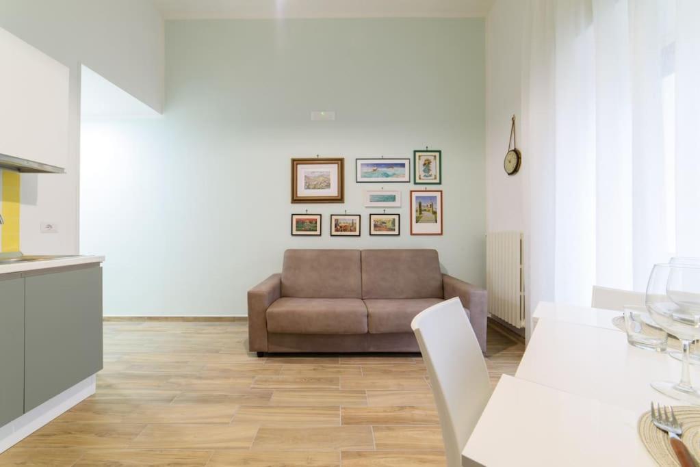 Ferienwohnung Stazione Treni - Wi-Fi & Netflix Cozy Space Salerno Exterior foto